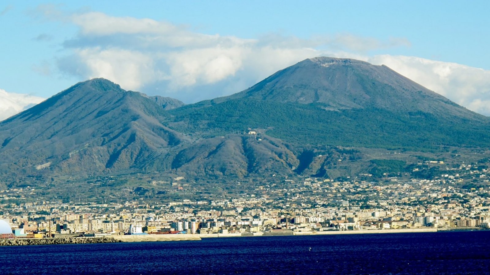 5 places where people continue to live near active volcanoes