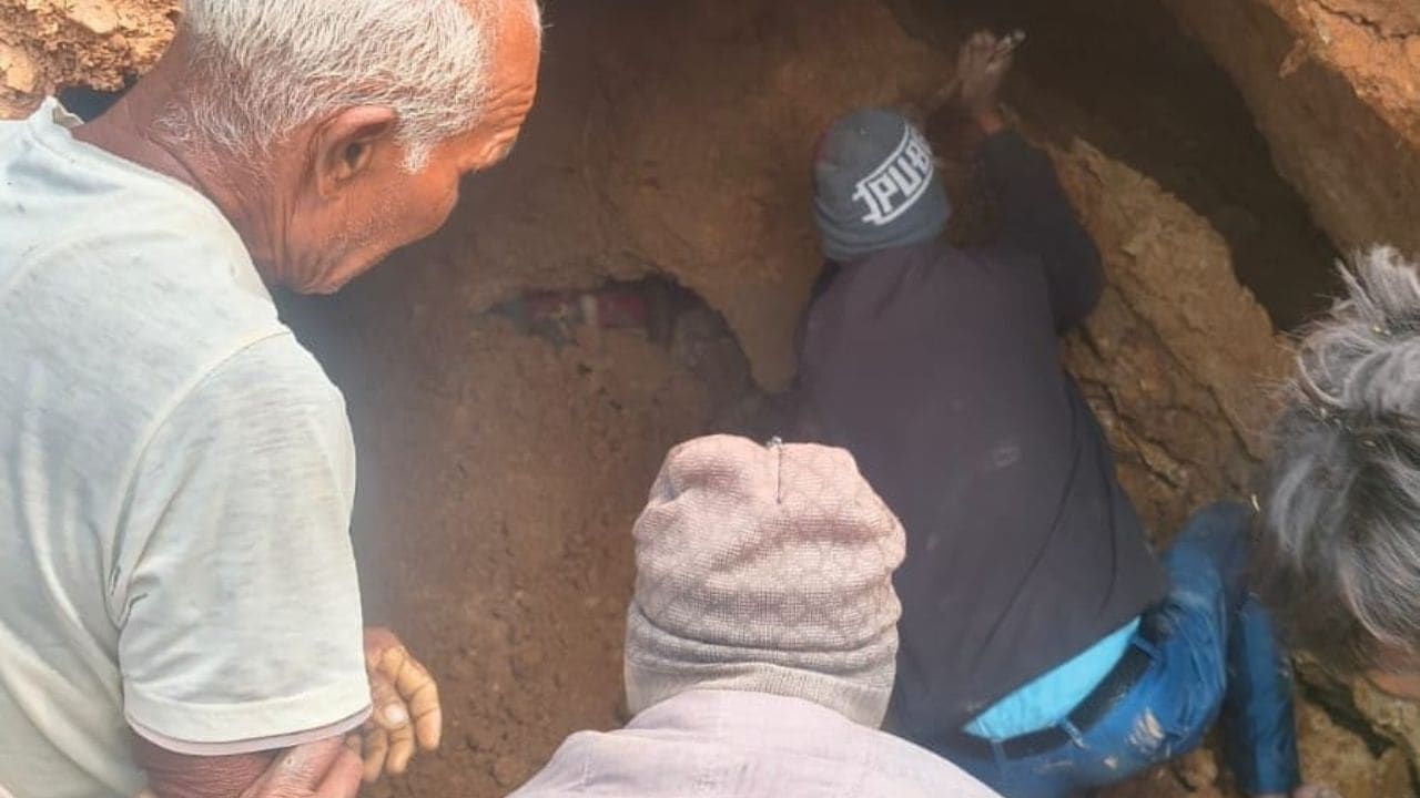 Buried under tonnes of soil after clay mine collapse, 2 children among 3 dead in Madhya Pradesh
