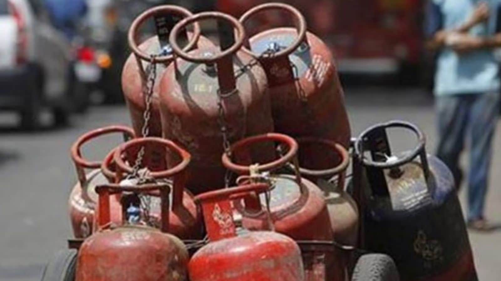 Delhi govt likely to launch free LPG cylinder scheme for EWS this Holi