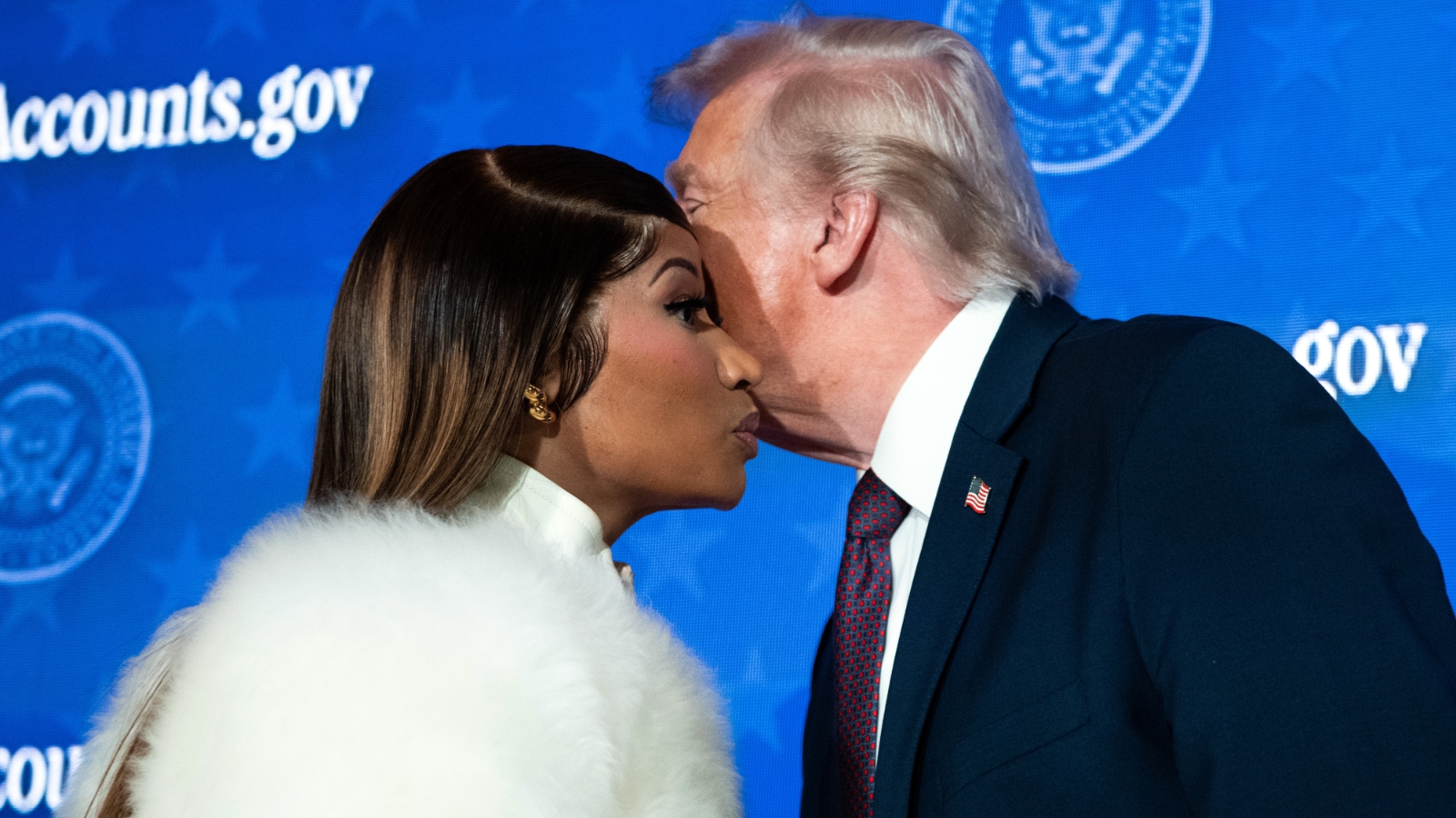 Did Trump really give Nicki Minaj a $1 million &lsquo;gold card&rsquo; visa?