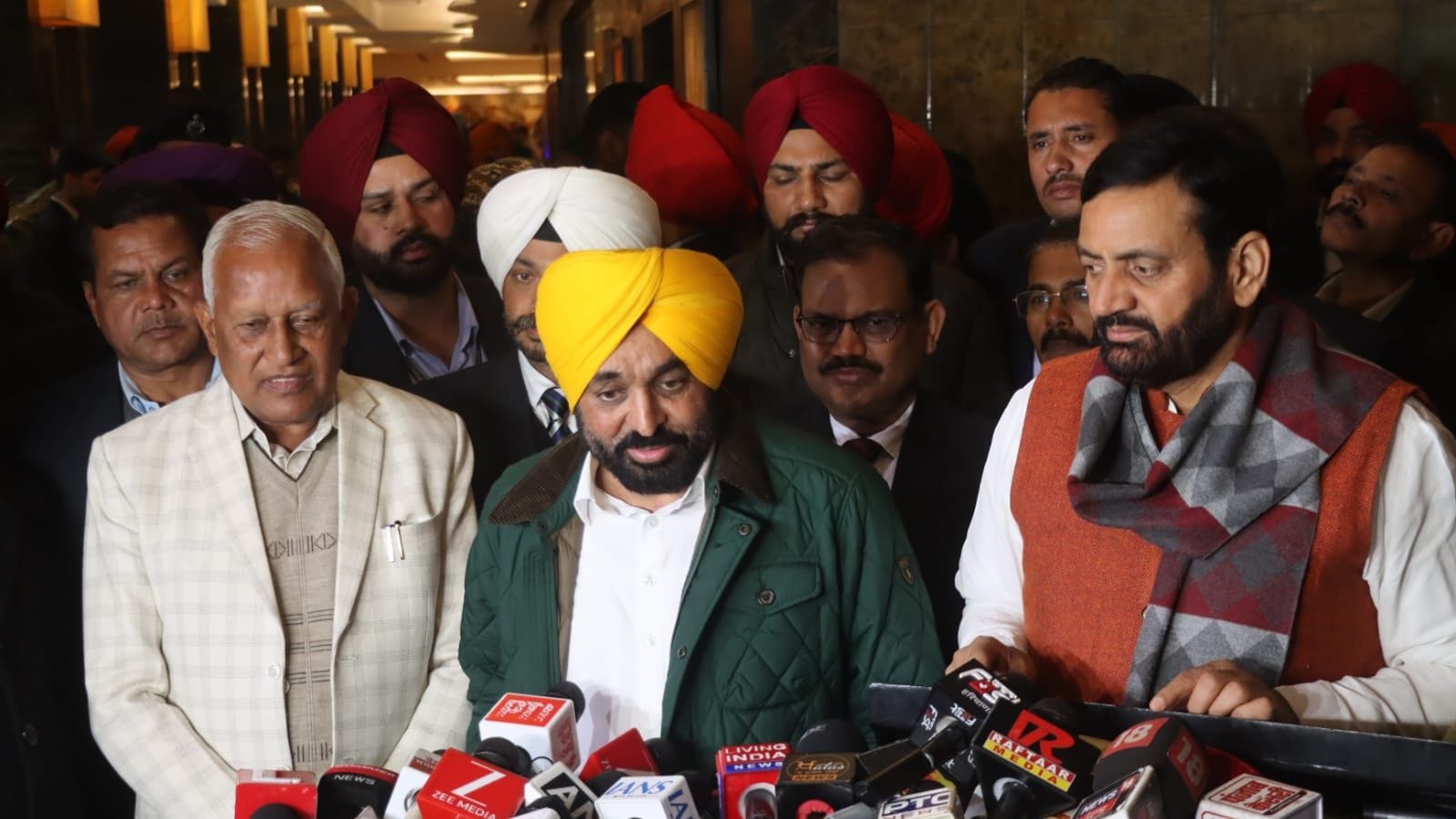 SYL canal issue: Punjab, Haryana CMs fail to reach consensus, leave talks to officials