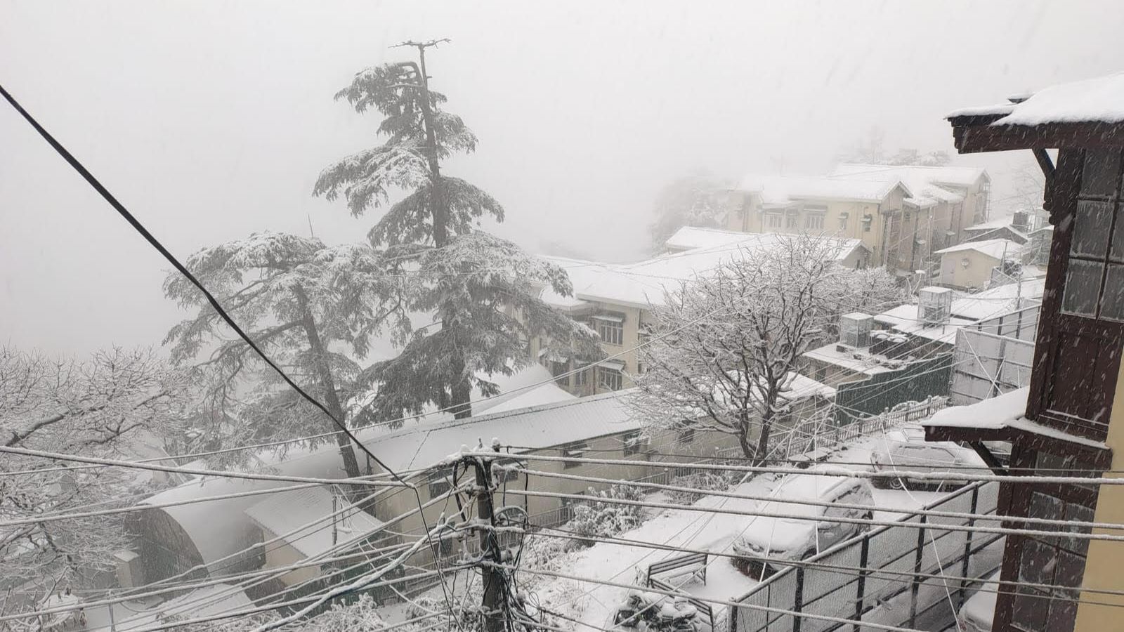 Shimla receives season&rsquo;s first snowfall, traffic and power supply affected in Upper Regions