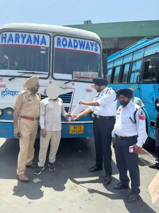 ਲੁਧਿਆਣਾ ਵਿੱਚ ਗਲਤ ਪਾਸੇ ਚਲਾਈ ਗਈ ਹਰਿਆਣਾ ਬੱਸ, ਟ੍ਰੈਫਿਕ ਜਾਮ ਤੋਂ ਬਚਣ ਲਈ ਸ਼ਾਰਟਕੱਟ ਲਿਆ